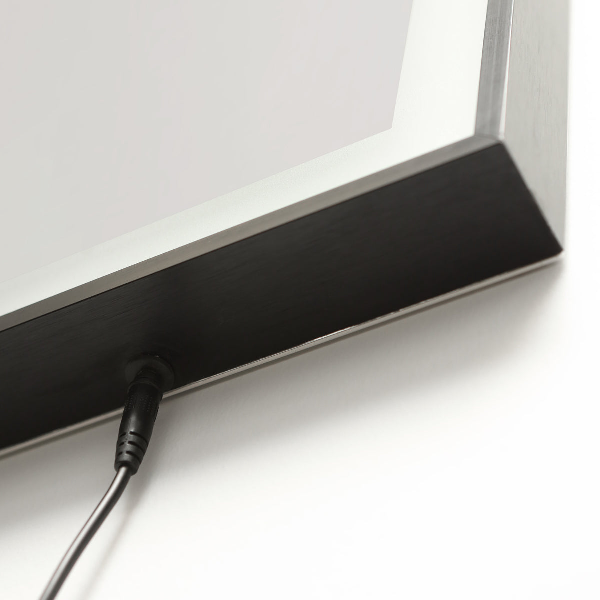 LUMï - Battery Powered 24” x 32” Framed Illuminating Mirror - Black